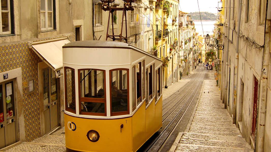 Sporvogn i Lissabons stejle gader